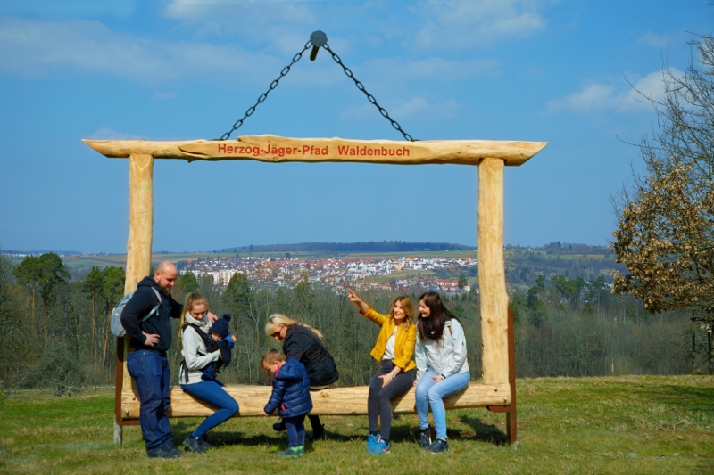 Wanderer sitzen in dem überdimensionalen Bilderrahmen 